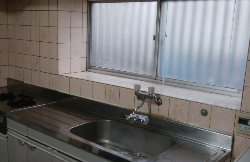 狭山市にて、水漏れによるキッチン取替工事